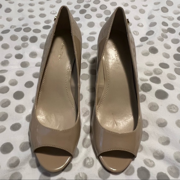 NWT Calvin Klein Shelley Patent Leather Nude Peep Toe Wedge Heels Size 6 - Picture 3 of 11